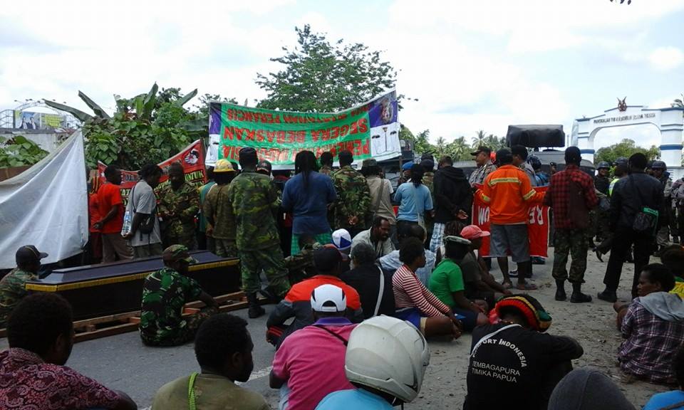 Indonesian police blocking the funeral procession of Kaleb Bagau 